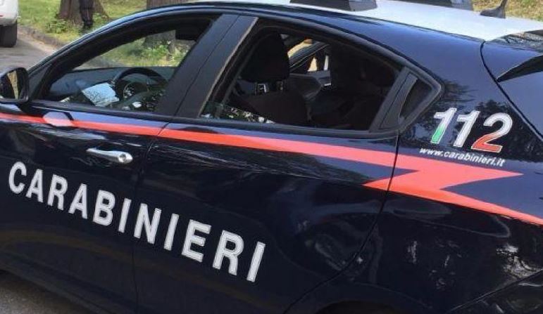Denuncia per maltrattamenti: trovate armi, droga e materiale pedopornografico