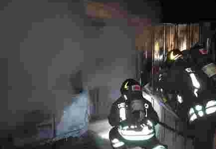 Incendio distrugge box nella notte, intervento dei Vigili del Fuoco