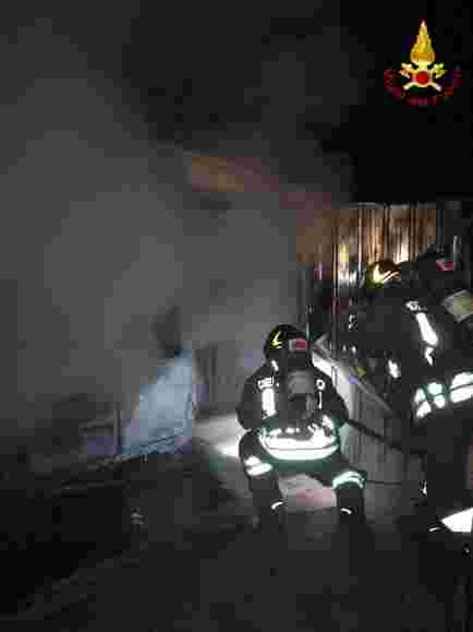 Incendio distrugge box nella notte, intervento dei Vigili del Fuoco