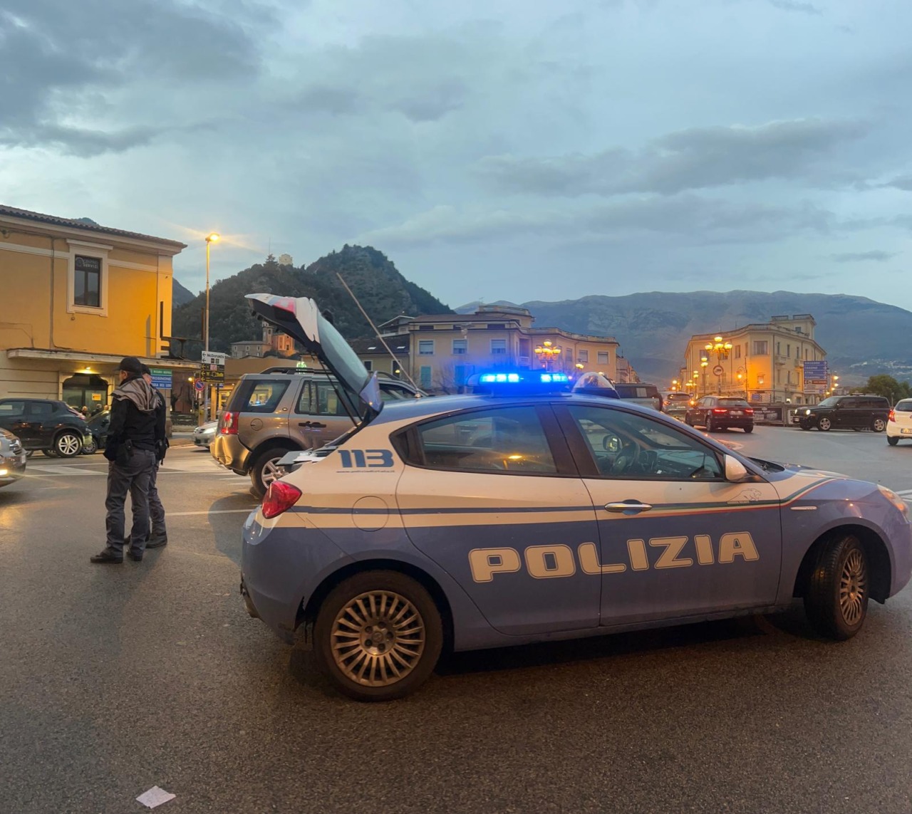 Due minori allontanati per droga fuori dalla scuola