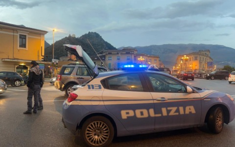 Due minori allontanati per droga fuori dalla scuola