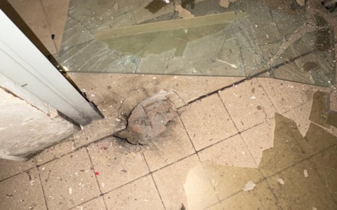 Esplosione di una bomba carta all’ingresso di un palazzo