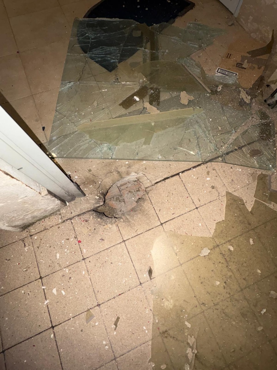 Esplosione di una bomba carta all’ingresso di un palazzo