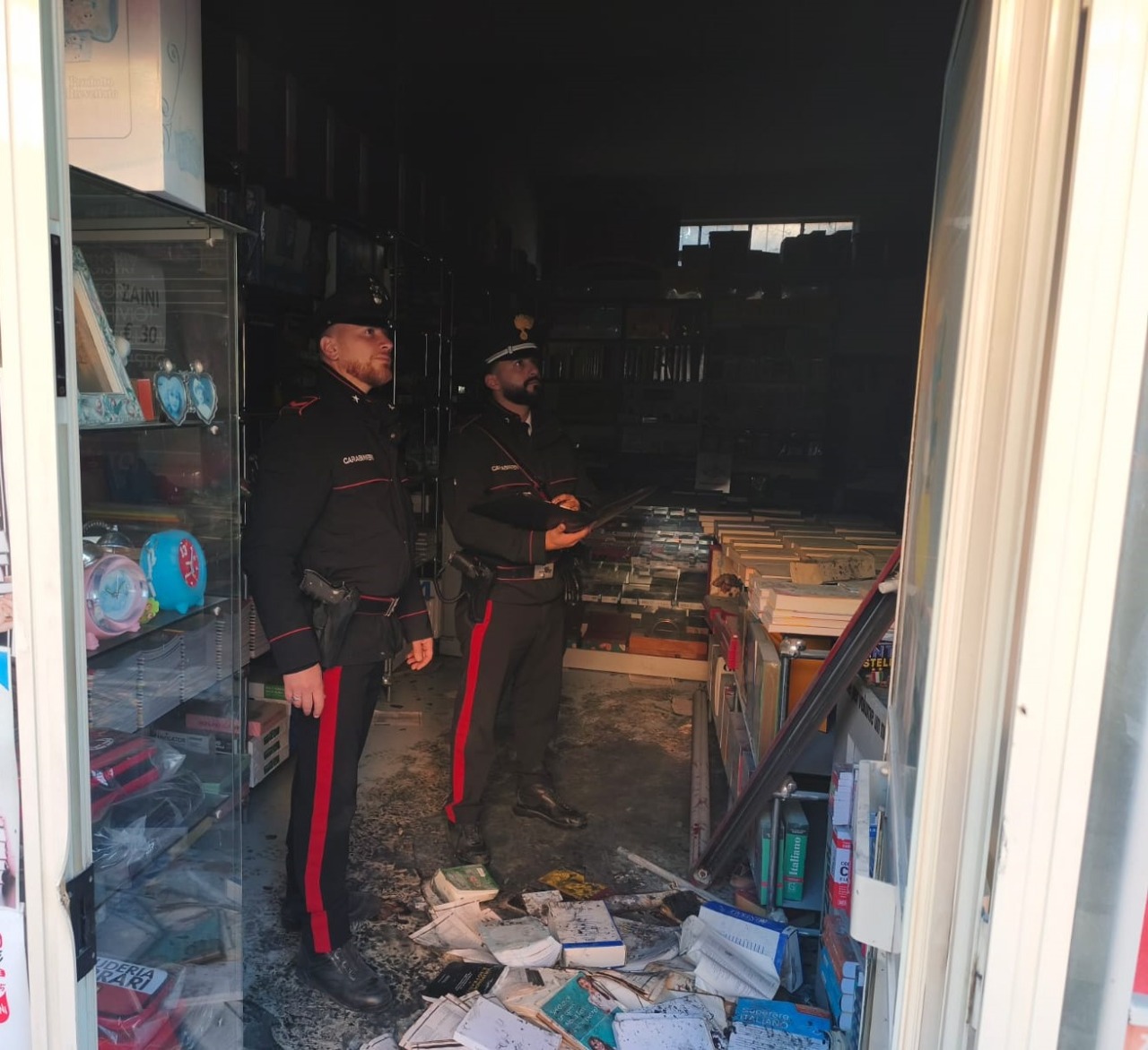 Fiamme in una libreria a Ceprano, intervento decisivo dei Carabinieri