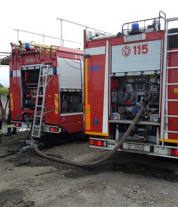 Fiamme in una palazzina Ater a Frosinone, due persone salvate