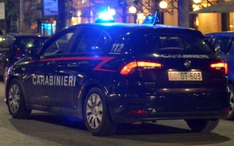 Finto carabiniere truffa un anziano e scappa con l’oro