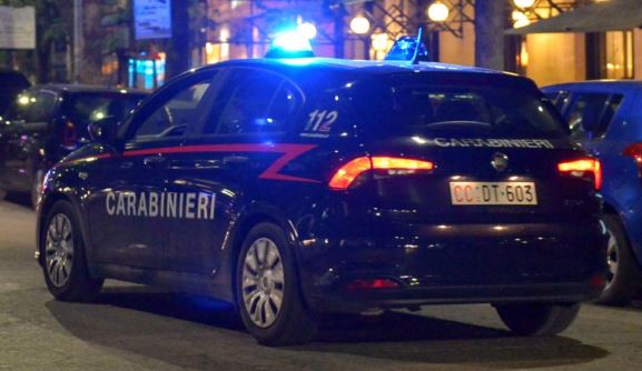 Finto carabiniere truffa un anziano e scappa con l’oro