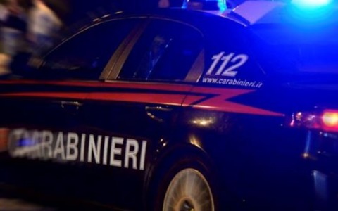Giovane ruba un’auto e tenta la fuga, fermato dai carabinieri dopo un inseguimento