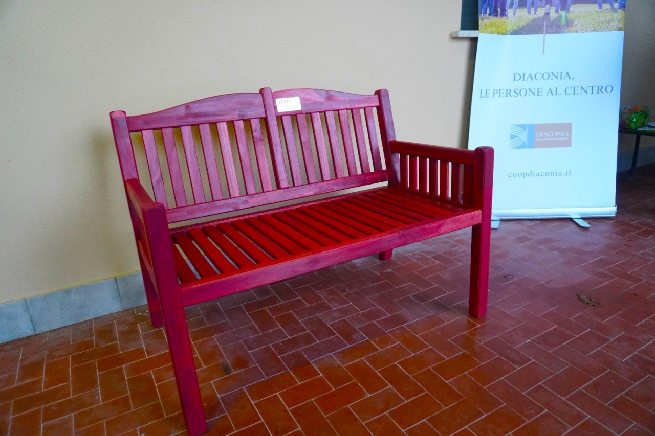 Inaugurata una panchina rossa contro la violenza sulle donne