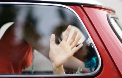 Marito 80enne sorpreso con l’amante: lite infuocata diventa virale