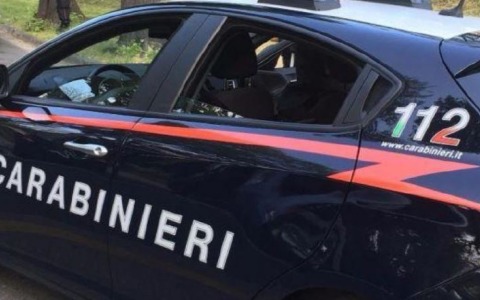 Minacce a scuola: docente colpita da pistola giocattolo, arrestata la madre dell’alunno