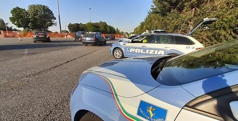 Tre denunciati per ricettazione, due veicoli sequestrati dalla Polizia Stradale