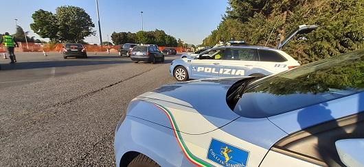 Tre denunciati per ricettazione, due veicoli sequestrati dalla Polizia Stradale