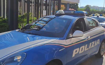 Aggredisce un manager scambiato per l’amante della moglie: uomo di 50 anni in manette
