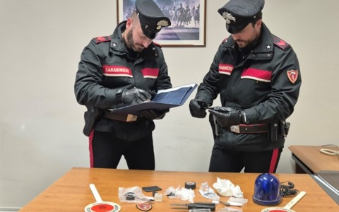 Arrestato un 40enne di Ferentino per spaccio di droga e possesso di armi