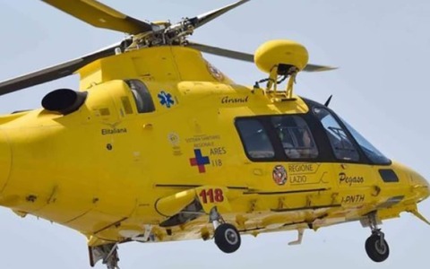 Caduta da un escavatore, operaio trasferito in eliambulanza