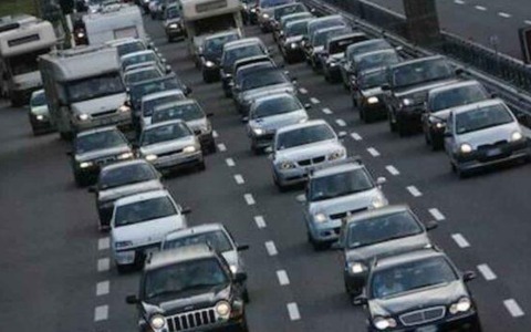 Caos sull’A1: pullman esce di strada e traffico in tilt per le festività