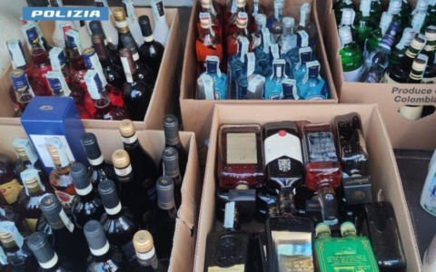 Furto di oltre 100 bottiglie di vino e liquori, due denunciati