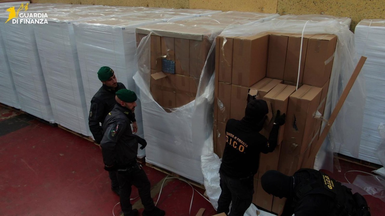 Identificata fabbrica clandestina di sigarette con produzione di 4 milioni al giorno