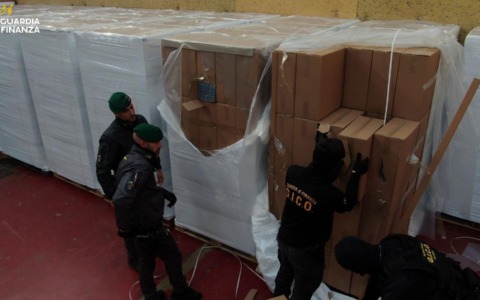 Identificata fabbrica clandestina di sigarette con produzione di 4 milioni al giorno