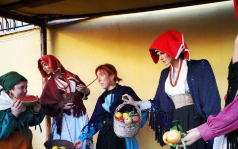 Il fascino del Presepe a grandezza naturale e il lavoro delle sarte