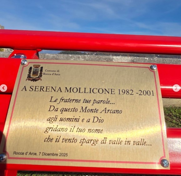 Inaugurazione della panchina rossa in memoria di Serena Mollicone