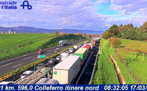 Incidente in autostrada provoca tre chilometri di coda