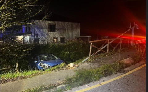 Incidente stradale: auto contro recinzione e palo