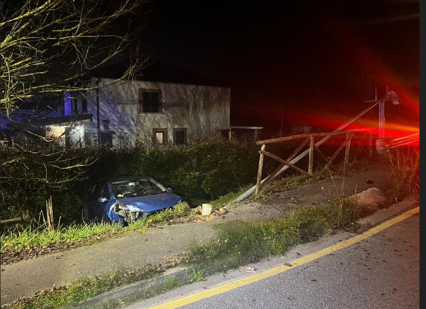 Incidente stradale: auto contro recinzione e palo