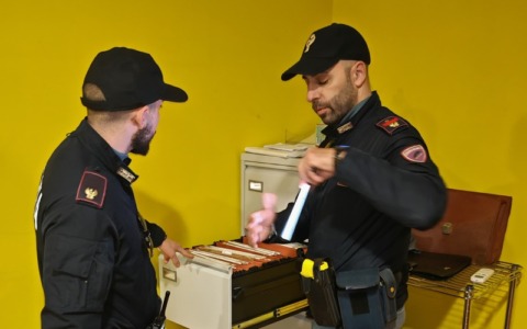 Ritrovate migliaia di lettere non consegnate in un ufficio postale abbandonato