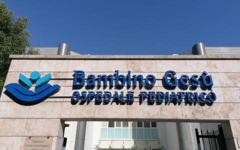 Scontro tra una minicar e un’auto, uno dei feriti trasferito al Bambino Gesù