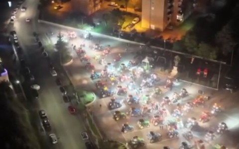 Trattori in piazza per un enorme albero di Natale in memoria di Massimo e Alessandro