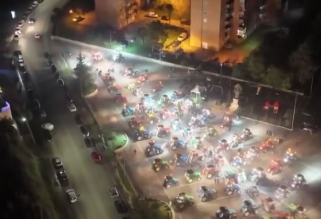 Trattori in piazza per un enorme albero di Natale in memoria di Massimo e Alessandro