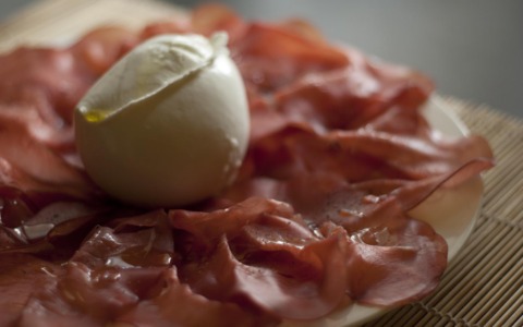 Un medico salva un bambino soffocato da prosciutto e mozzarella in un ristorante