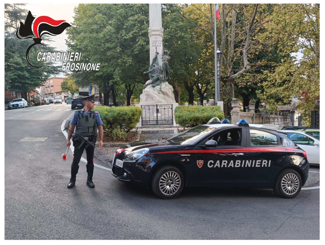 Aggredisce i carabinieri durante un controllo e viene arrestato: trovato con droga e munizioni