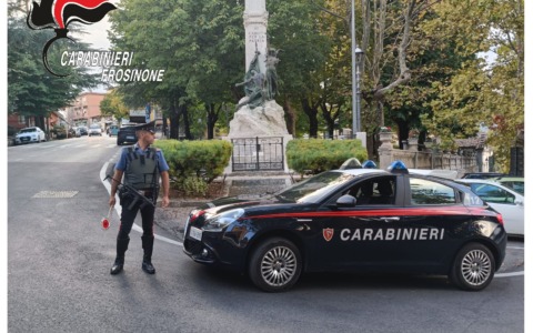 Aggredisce i carabinieri durante un controllo e viene arrestato: trovato con droga e munizioni