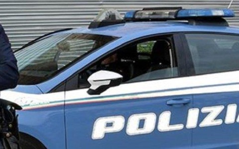 Aggressione in strada tra un uomo e una donna