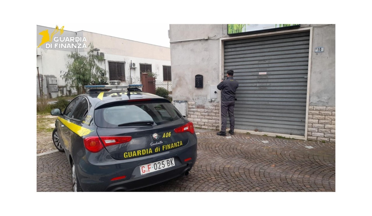 Blitz della Finanza in un centro massaggi abusivo e nella vendita di pelletteria contraffatta