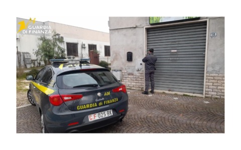 Blitz della Finanza in un centro massaggi abusivo e nella vendita di pelletteria contraffatta