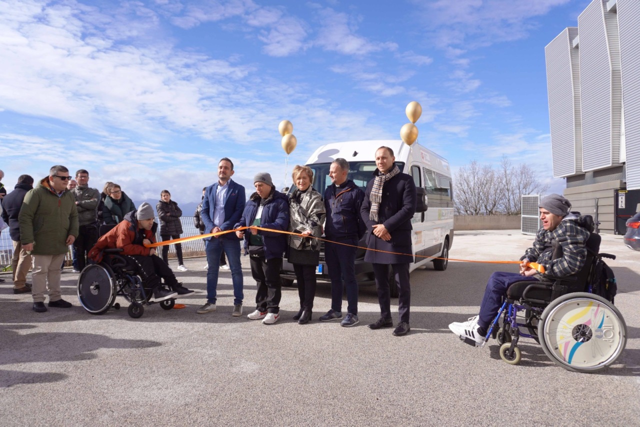 Consegnato il pulmino “Sali a Bordo – In viaggio con l’inclusione” della Cooperativa Daconia