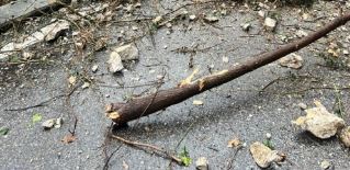 Crollo nel centro storico: danni a veicoli, ma nessun ferito