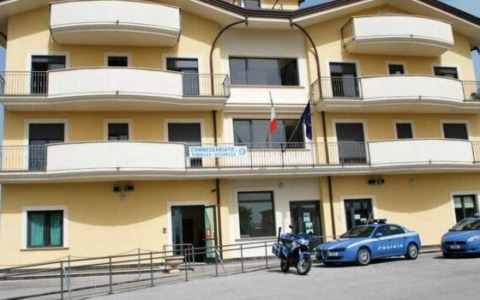 Donna di 40 anni in gravi condizioni dopo una caduta dal secondo piano