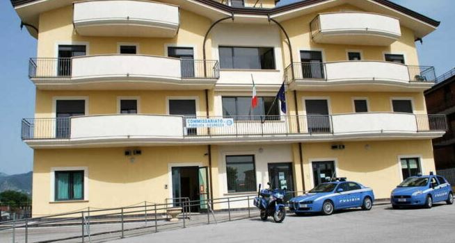 Donna di 40 anni in gravi condizioni dopo una caduta dal secondo piano