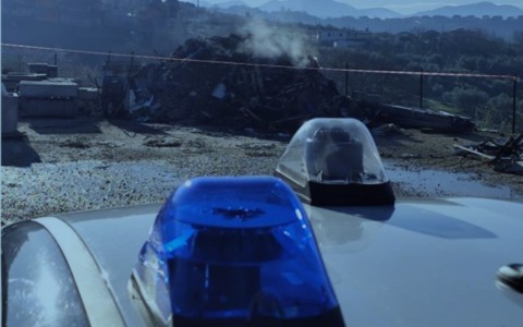 Due denunce per gestione illecita di rifiuti e combustione non autorizzata