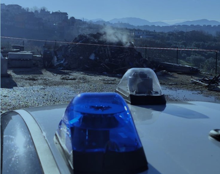 Due denunce per gestione illecita di rifiuti e combustione non autorizzata