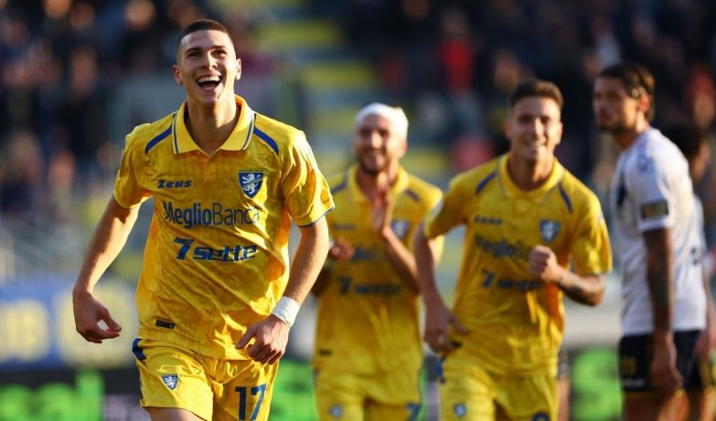 Frosinone conquista il titolo di Campione d’Inverno battendo il Catanzaro (2-0)