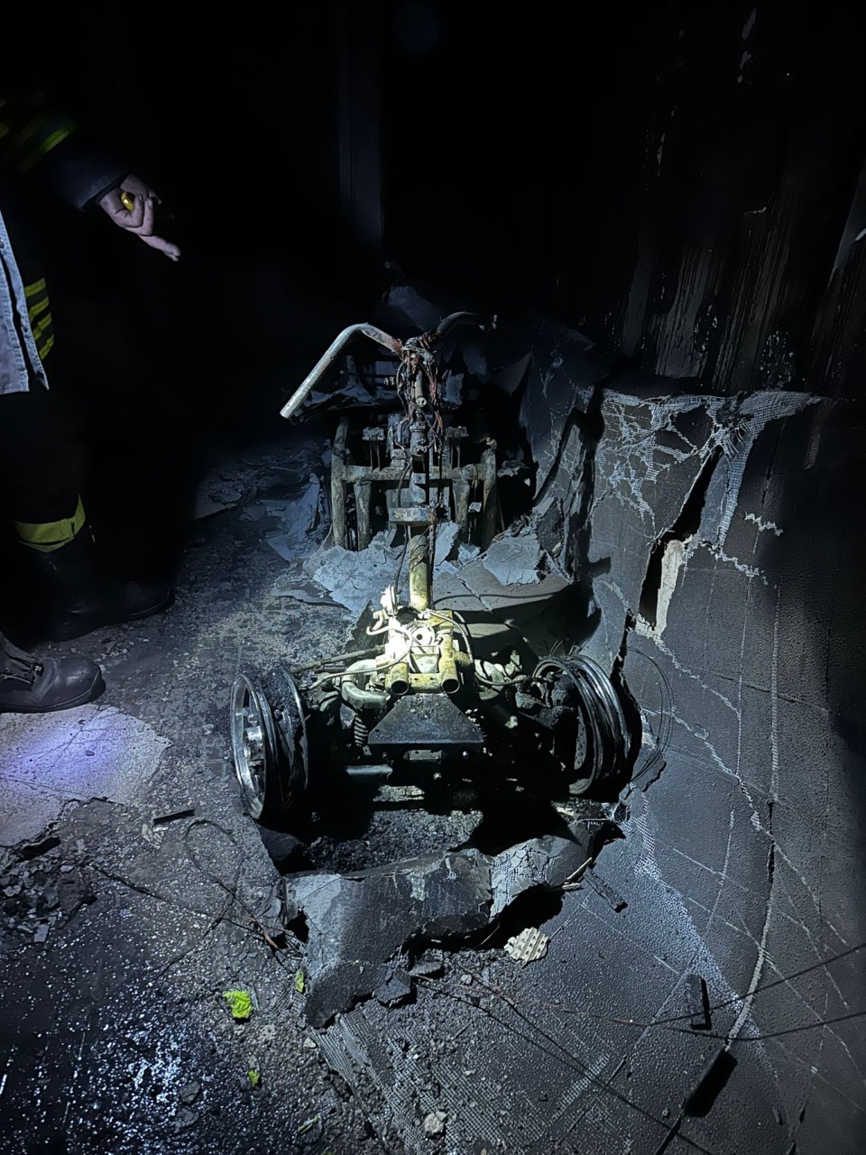 Incendio di un’auto elettrica per disabili provoca intossicazione per cinque persone