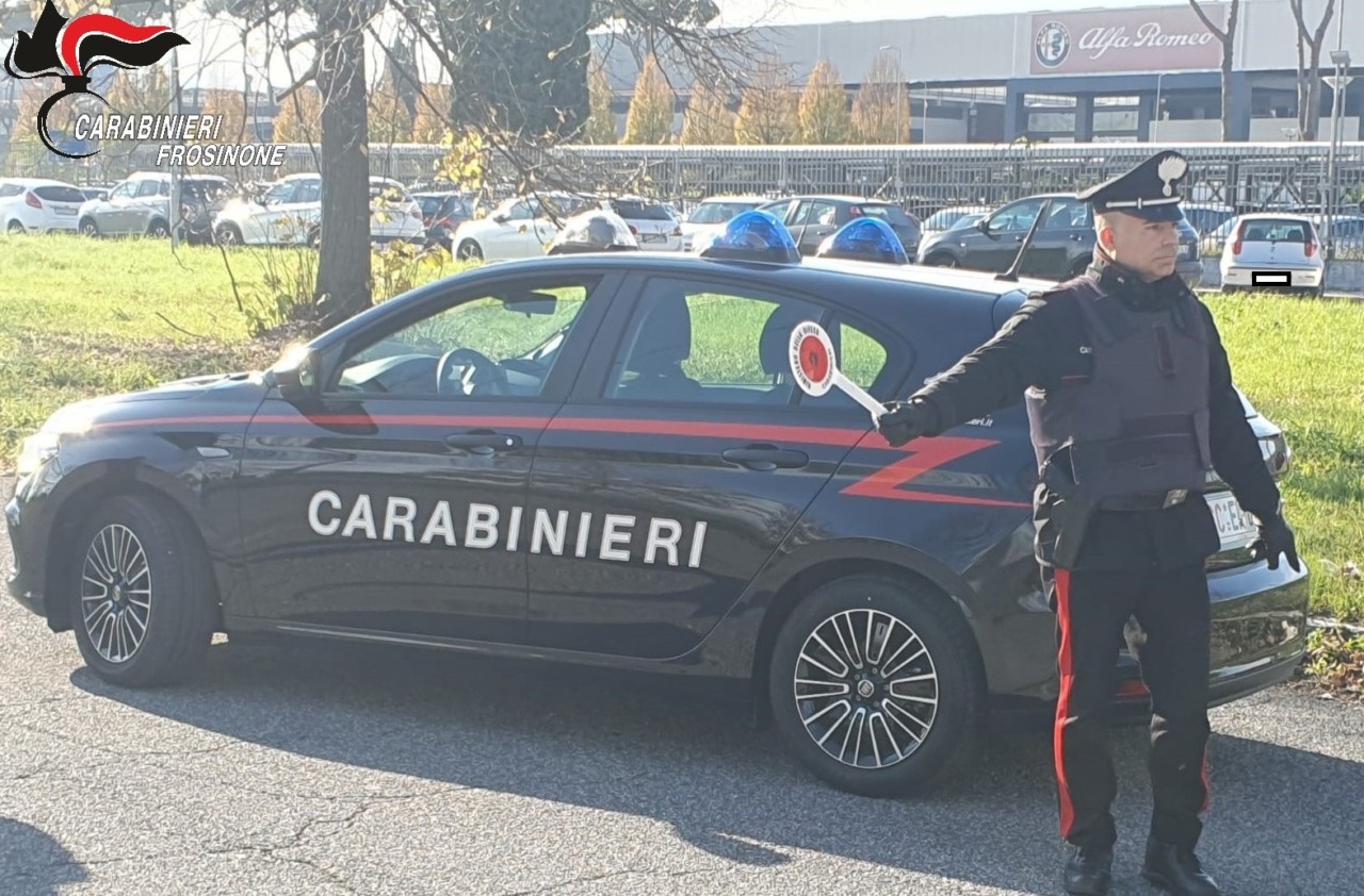 Incendio di un’auto nel cortile: indagato il fratello del proprietario