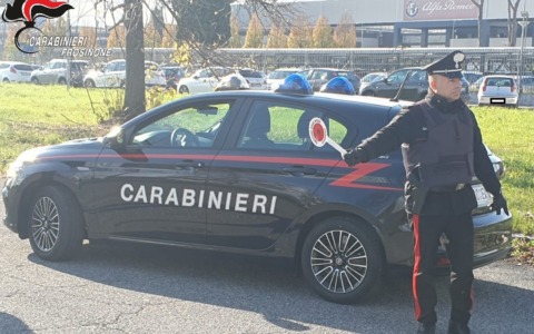 Incendio di un’auto nel cortile: indagato il fratello del proprietario