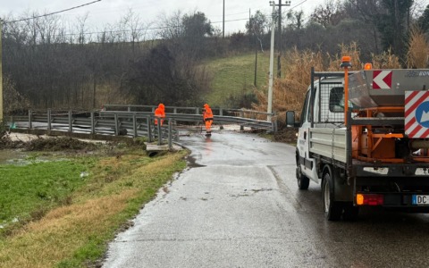 Maltempo, si distacca l’asfalto sulla provinciale per Castro dei Volsci